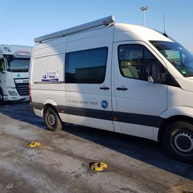 flying help Van ist auf der Fähre angekommen