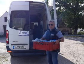 Hilfsgüter werden in den Van geladen