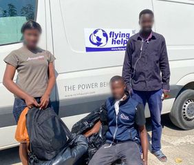 Geflüchtete vor dem flying help Transporter