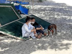 Frauen mit Hund am Strand von Kos