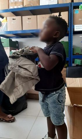 Kleinkind im Warehouse von flying help