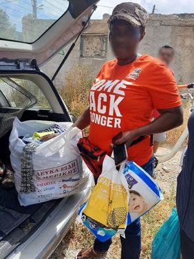Flying Help übergibt Lebensmittel Spenden auf Kos