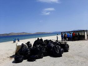 Müllbeutel am Strand von Kos
