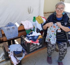 Britta mit Babykleidung